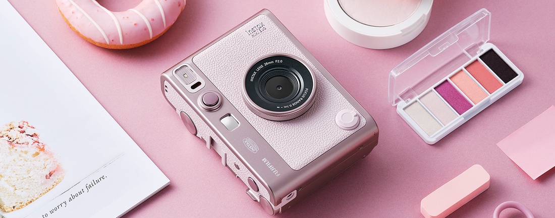 Nieuw: instax mini Evo™ in Gentle Rose camera en printer in één