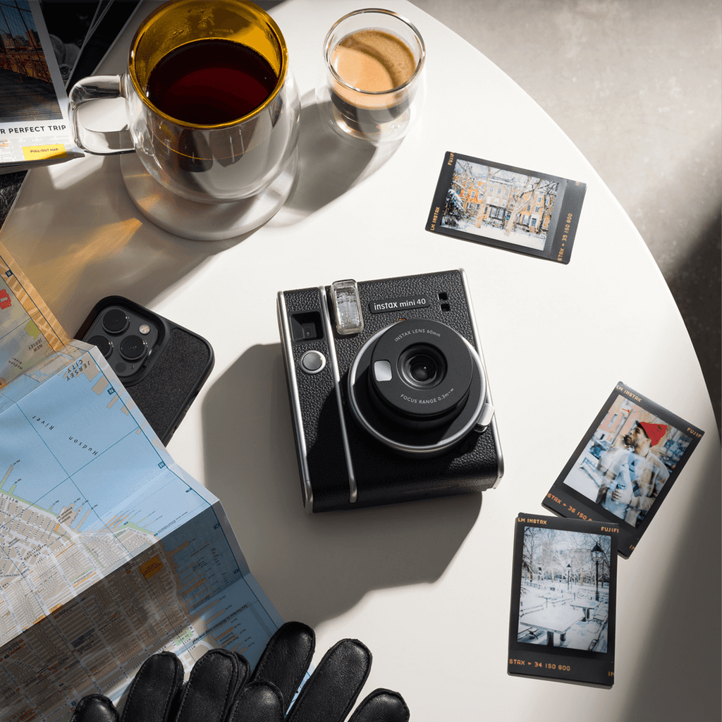 Instax mini film Contact sheet op tafel met een kop koffie en een Instax mini 40