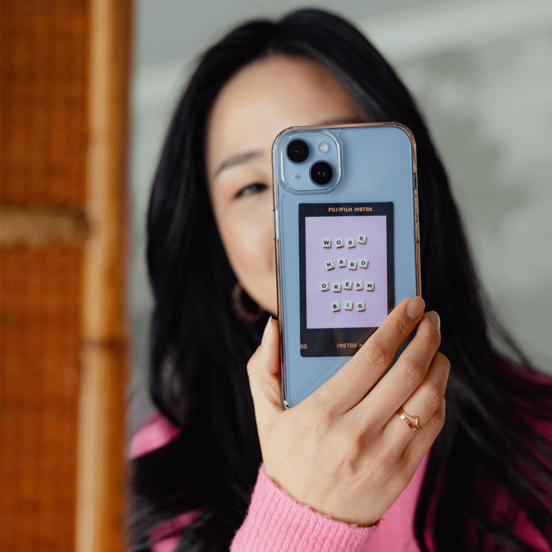 Instax mini film Contact sheet, achter telefoonhoesje van iphone 14