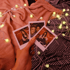 Sfeerafbeelding instax™ SQUARE film met lichtjes op dekens en 3 foto's met meiden die een gezellige avond hebben