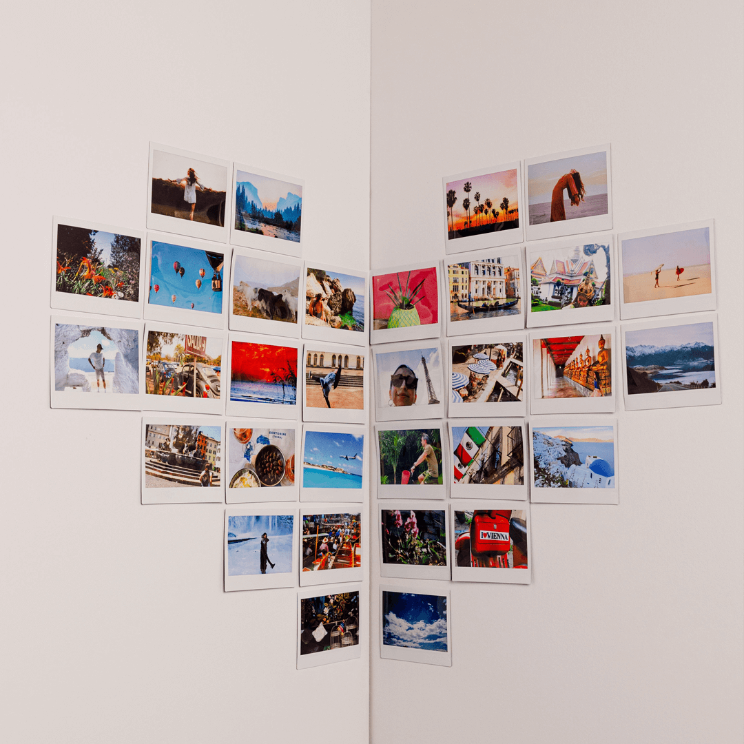 Sfeerafbeelding instax™ WIDE film, waarin de foto's zichtbaar zijn in een hartvorm geplakt op de muur.
