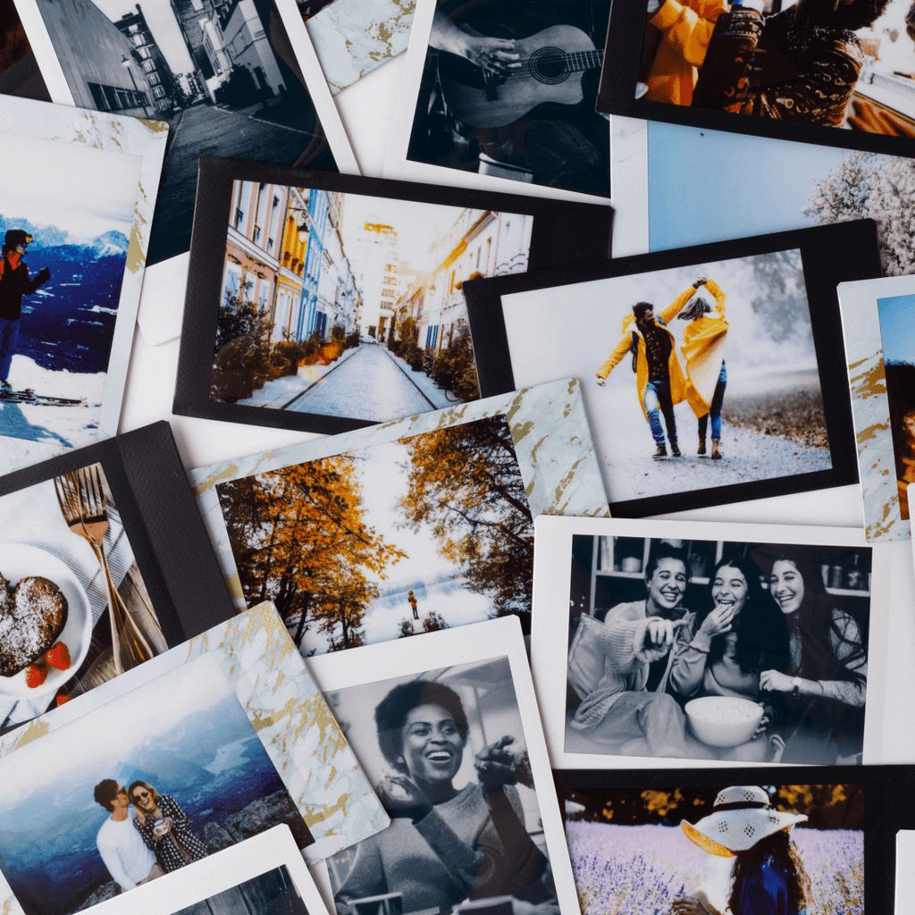 Sfeerafbeelding instax™ mini film Classic bundel, waarin verschillende foto's zichtbaar zijn van een reis in zonnige tijden.