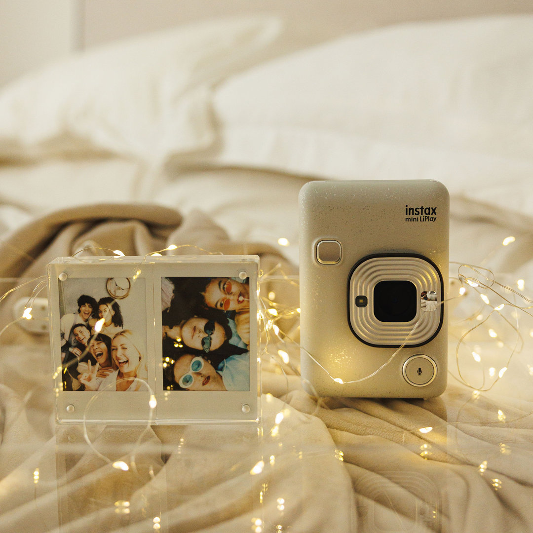 instax mini LiPlay stone white met gezellige lichtjes en twee foto's in een instax acryl fotoblok