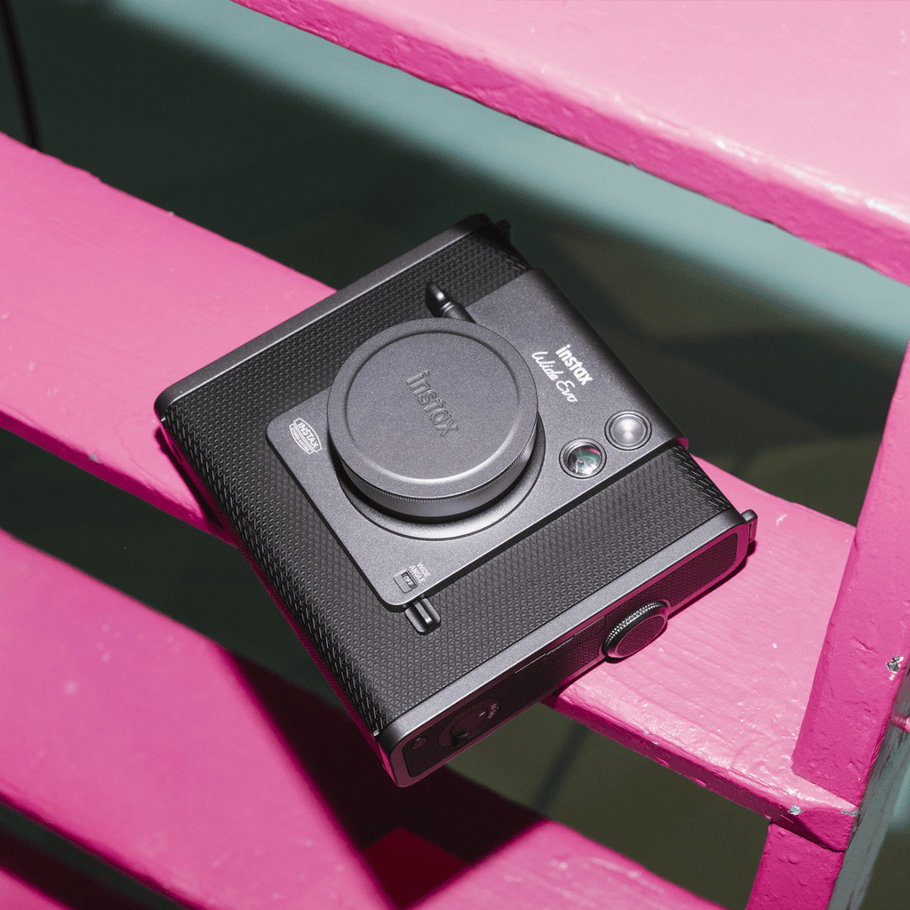 Instax WIDE EVO™, bovenaanzicht op een roze trap close-up