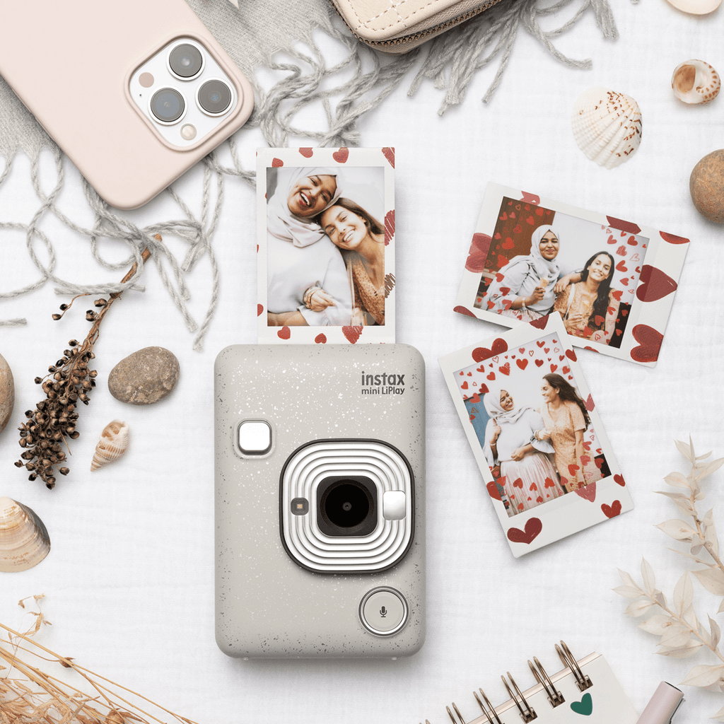 instax mini LiPlay stone white tafel met foto's en deoratie