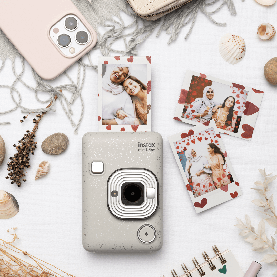 instax mini LiPlay stone white tafel met foto's en deoratie