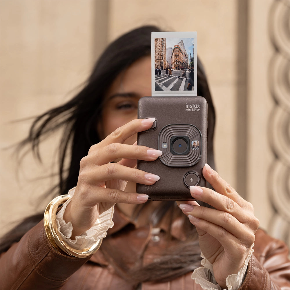 vrouw met instax mini liPlay bronze met voorbeeld foto in handen